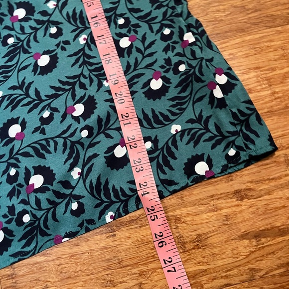 Boden Silk & Viscose Short sleeve Floral Patterned Teal Green & Black Top. 12 - Picture 9 of 14